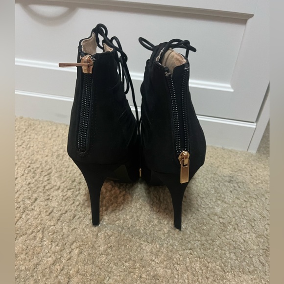 Heels - Picture 2 of 3